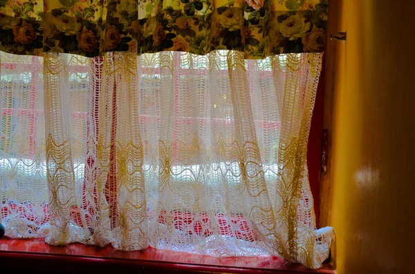Фрагмент жовтих облямованих штор — стокове фото