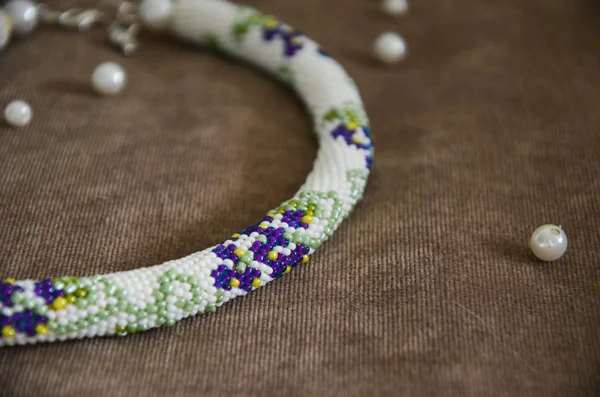 Halsband gjort av vitt, blått och gröna pärlor — Stockfoto