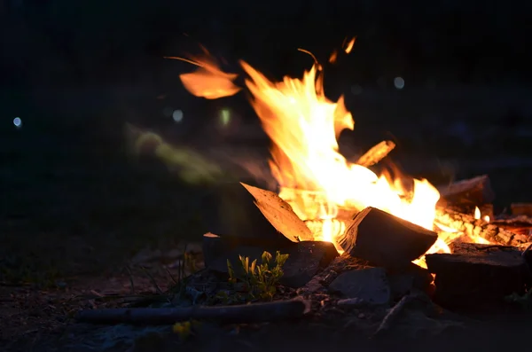 Nacht brand op de werf — Stockfoto