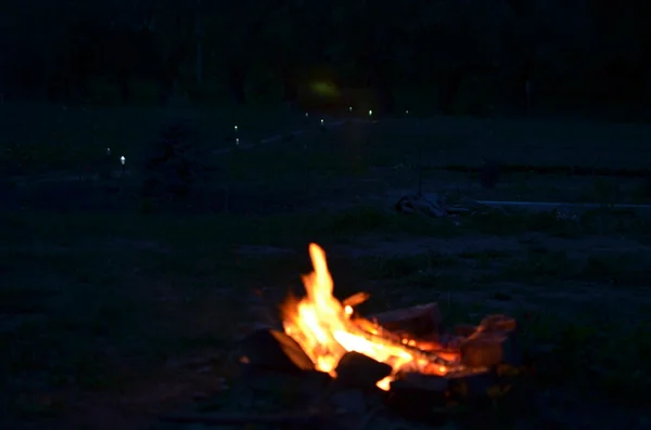 Fogo noturno no pátio — Fotografia de Stock