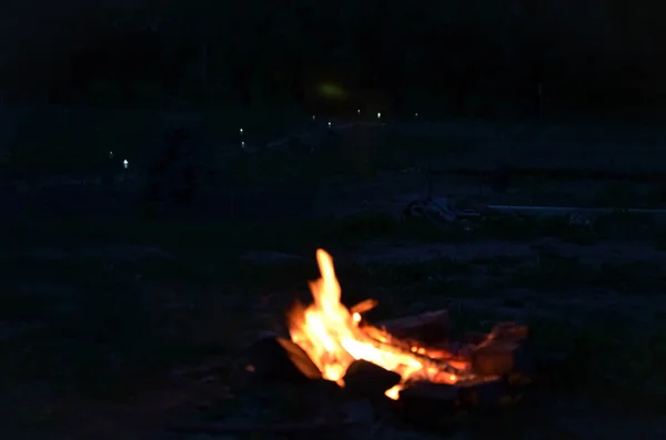 Natt eld på gården — Stockfoto