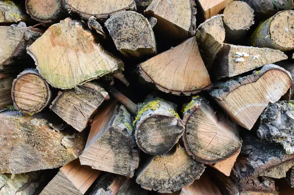 Doğal ahşap arka plan - kıyılmış yakacak odun closeup — Stok fotoğraf