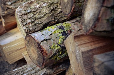 Doğal ahşap arka plan - kıyılmış yakacak odun closeup