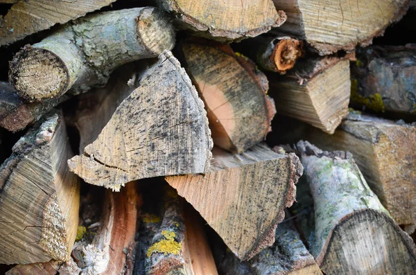 Natuurlijke houten achtergrond - closeup van gehakte brandhout — Stockfoto