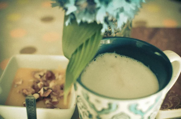 Φλιτζάνι ζεστό καφέ, λουλούδια και βιβλίο. Ρομαντικό υπόβαθρο με εφέ φίλτρου ρετρό — Φωτογραφία Αρχείου