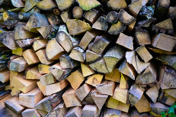 Natuurlijke houten achtergrond - closeup van gehakte brandhout — Stockfoto