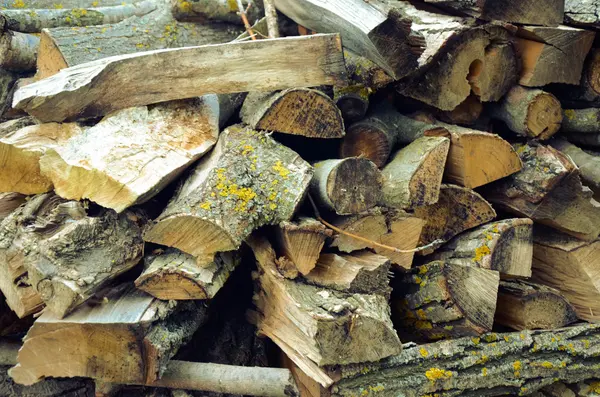 Φυσικό ξύλινο υπόβαθρο - closeup ψιλοκομμένο καυσόξυλα — Φωτογραφία Αρχείου