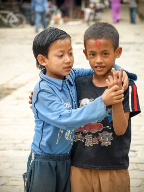 Katmandu Nepal - 2011: Çocuklar sokaklarda