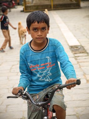 Katmandu Nepal - 2011: Çocuklar sokaklarda