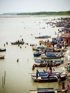 Tekneler ve insanlar ghats Uttar Pradesh, Hindistan'da Ganj Nehri'nin üzerinde