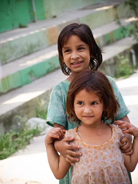 Сельские улыбающиеся сёстры крупным планом утром на солнце в Индии — стоковое фото