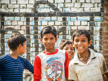 Amroha, Uttar Pradesh, Hindistan - 2011: Hindistan slams smilimg çocuklarının