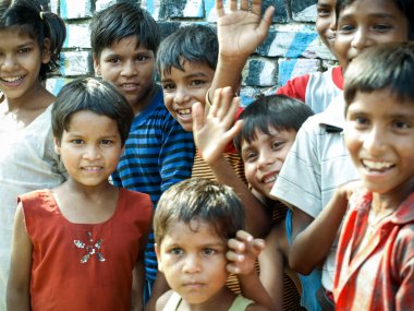 Amroha, Utter Pradesh, Hindistan - 2011: tanımlanamayan yoksul insanlar kenar mahallede yaşayan