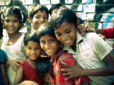 Amroha, Utter Pradesh, Hindistan - 2011: tanımlanamayan yoksul insanlar kenar mahallede yaşayan