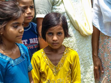 Amroha, Utter Pradesh, Hindistan - 2011: tanımlanamayan yoksul insanlar kenar mahallede yaşayan