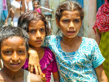 Amroha, Utter Pradesh, Hindistan - 2011: tanımlanamayan yoksul insanlar kenar mahallede yaşayan