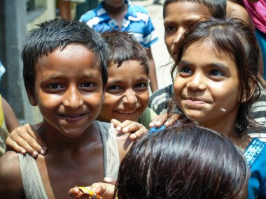 Amroha, Utter Pradesh, Hindistan - 2011: tanımlanamayan yoksul insanlar kenar mahallede yaşayan