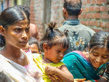 Amroha, Utter Pradesh, Hindistan - 2011: tanımlanamayan yoksul insanlar kenar mahallede yaşayan