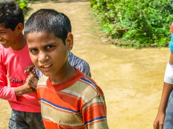 Amroha, Uttar Pradesh, India - 2011: Indiase kinderen van slams smilimg — Stockfoto