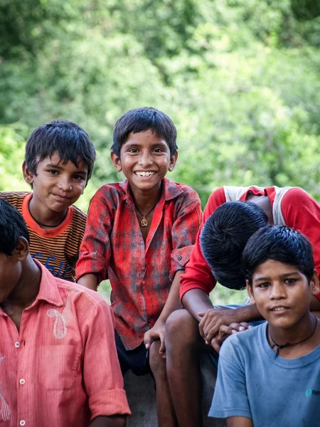Амроха, Уттар-Прадеш, ИНДИЯ - 2011: индийские дети трущоб — стоковое фото