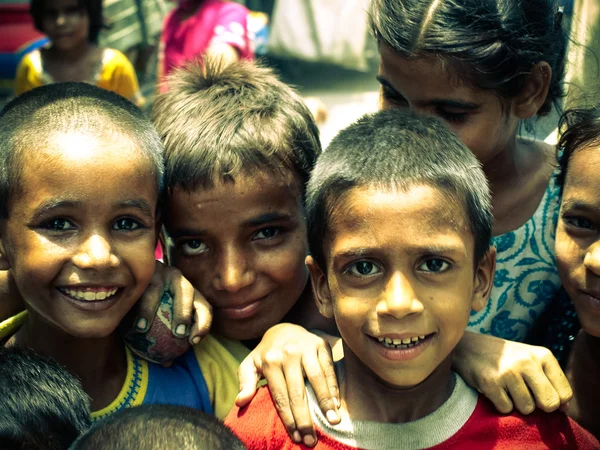 Amroha, Uttar Pradesh, INDIA - 2011: Niños indios de portazos sonrientes — Foto de Stock