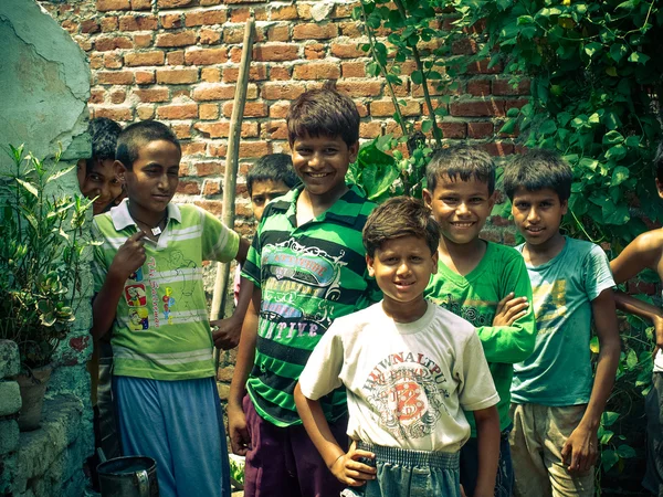 Amroha, Uttar Pradesh, INDIA - 2011: Niños indios de portazos sonrientes — Foto de Stock