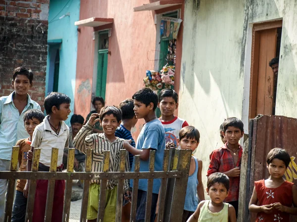 Amroha, Utter Pradesh, India - 2011: Niet-geïdentificeerde arme mensen wonen in de sloppenwijk — Stockfoto