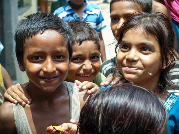 Amroha, Utter Pradesh, INDIA - 2011: Pobres no identificados que viven en barrios marginales — Foto de Stock