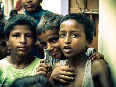 Amroha, Utter Pradesh, Hindistan - 2011: tanımlanamayan yoksul insanlar kenar mahallede yaşayan