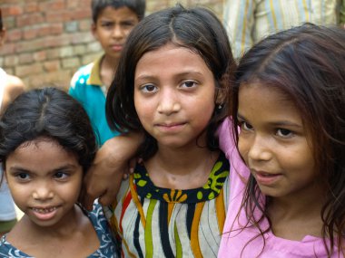 Amroha, Utter Pradesh, Hindistan - 2011: tanımlanamayan yoksul insanlar kenar mahallede yaşayan