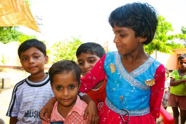 Amroha, Utter Pradesh, Hindistan - 2011: tanımlanamayan yoksul insanlar kenar mahallede yaşayan