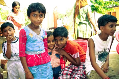 Amroha, Utter Pradesh, Hindistan - 2011: tanımlanamayan yoksul insanlar kenar mahallede yaşayan