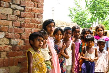 Amroha, Utter Pradesh, Hindistan - 2011: tanımlanamayan yoksul insanlar kenar mahallede yaşayan