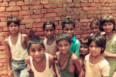 Amroha, Utter Pradesh, Hindistan - 2011: tanımlanamayan yoksul insanlar kenar mahallede yaşayan