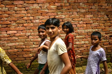 Amroha, Utter Pradesh, Hindistan - 2011: tanımlanamayan yoksul insanlar kenar mahallede yaşayan