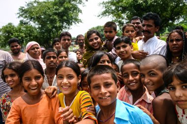 Amroha, Utter Pradesh, Hindistan - 2011: tanımlanamayan yoksul insanlar kenar mahallede yaşayan