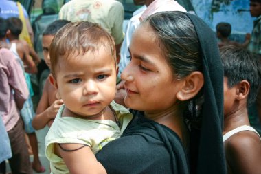 Amroha, Utter Pradesh, Hindistan - 2011: tanımlanamayan yoksul insanlar kenar mahallede yaşayan