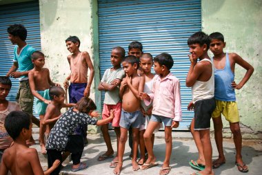Amroha, Utter Pradesh, Hindistan - 2011: tanımlanamayan yoksul insanlar kenar mahallede yaşayan