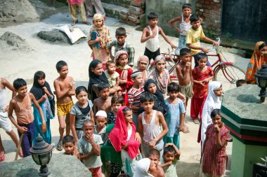 Amroha, Utter Pradesh, Hindistan - 2011: tanımlanamayan yoksul insanlar kenar mahallede yaşayan