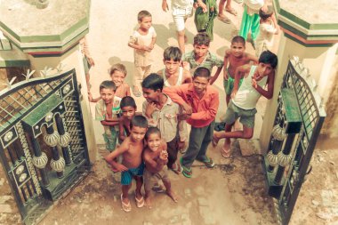 Amroha, Utter Pradesh, Hindistan - 2011: tanımlanamayan yoksul insanlar kenar mahallede yaşayan