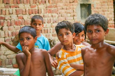 Amroha, Utter Pradesh, Hindistan - 2011: tanımlanamayan yoksul insanlar kenar mahallede yaşayan