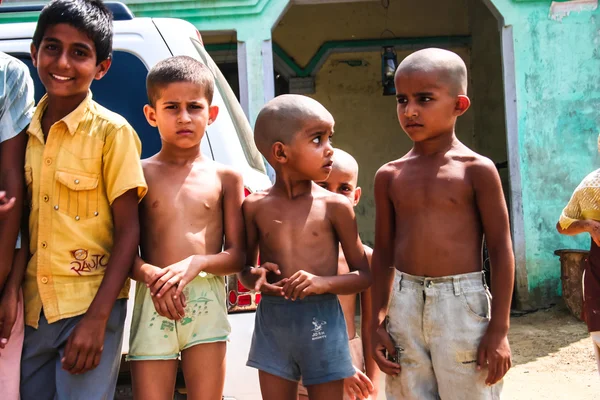 Amroha, Utter Pradesh, INDIA - 2011: Pobres no identificados que viven en barrios marginales — Foto de Stock