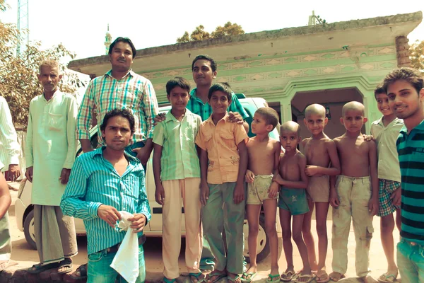 Amroha, Utter Pradesh, India - 2011: Niet-geïdentificeerde arme mensen wonen in de sloppenwijk — Stockfoto