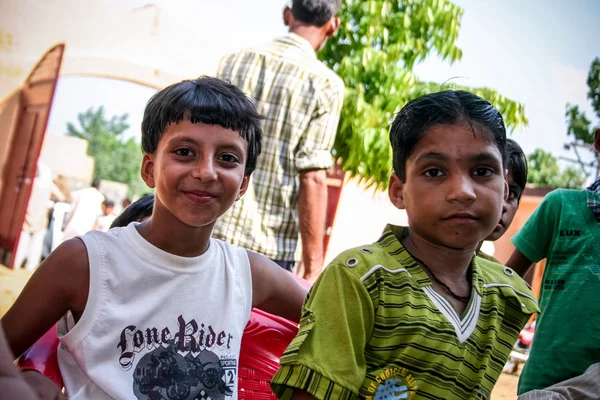 Amroha, Utter Pradesh, India - 2011: Niet-geïdentificeerde arme mensen wonen in de sloppenwijk — Stockfoto