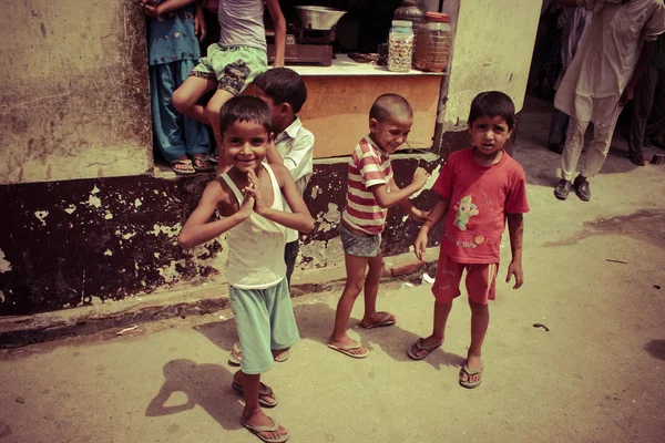 Amroha, Utter Pradesh, INDIA - 2011: Pobres no identificados que viven en barrios marginales — Foto de Stock