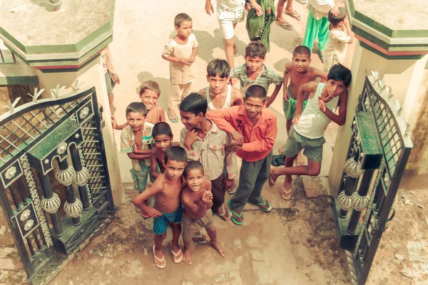 Amroha, Utter Pradesh, Indie - 2011: Neidentifikovaný chudí lidé žijící ve slumu — Stock fotografie