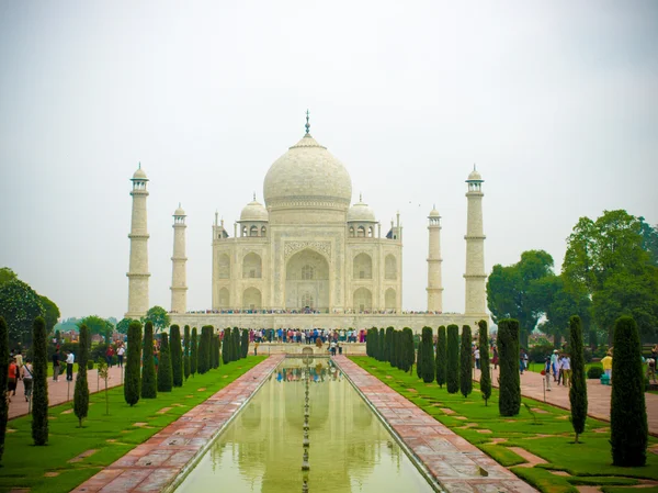 Perspective view on Taj-Mahal mausoleum with reflection in water. — Stock Photo, Image