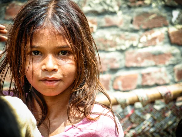 Amroha, Utter Прадеш, Індія - 2011: Невідомі бідних людей, що живуть в трущобах Стокове Зображення
