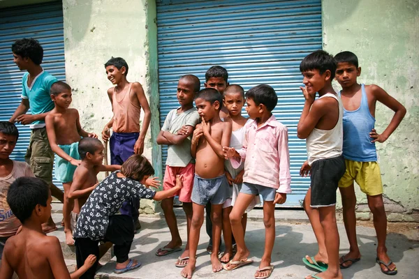 Amroha, Utter Прадеш, Індія - 2011: Невідомі бідних людей, що живуть в трущобах Ліцензійні Стокові Фото