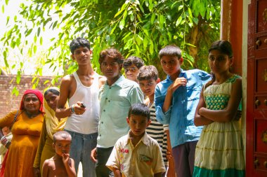 Amroha, Utar Pradeş, Hindistan - 2011: Kimliği belirsiz Hint insanlar